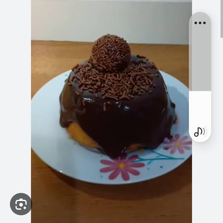 Caseirinho de cenoura delicioso massa fofinha de cenoura cobertura de chocolate com morango uma verdadeira explosão de sabores