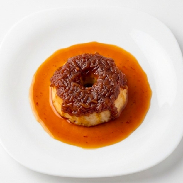 Pudim feito com leite condensado, creme de leite e ovos e cobertura de creme de banana caseiro, em porção de aproximadamente 100 gramas. Uma sobremesa cremosa e saborosa que derrete na boca. Ideal para acompanhar momentos especiais ou para um doce a qualquer hora.