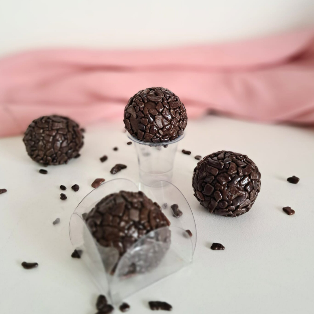 Delicioso brigadeiro gourmet, feito com recheio super cremoso e chocolate 50% cacau.