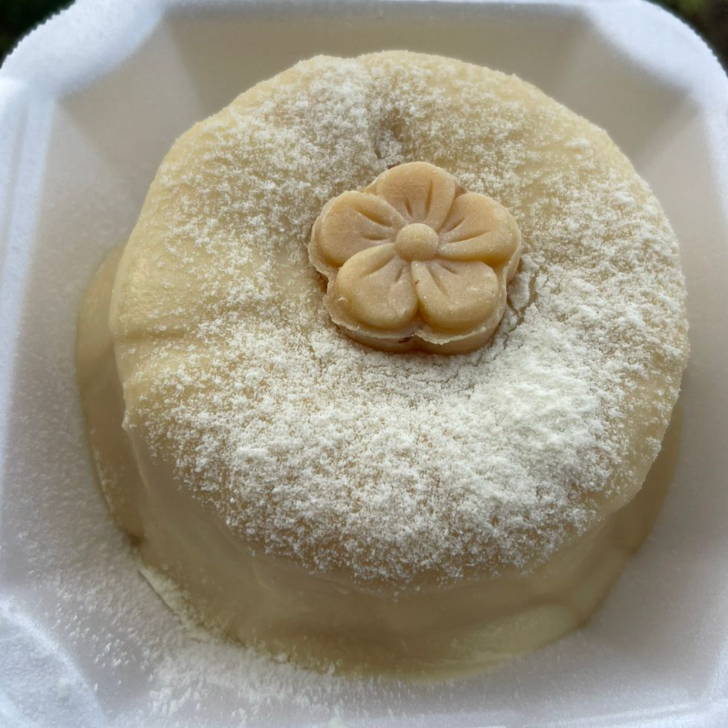 Bolo Ninho – o clássico que conquista corações! Massa fofinha e úmida, recheada com um creme irresistível de leite Ninho e leite condensado, finalizada com cobertura cremosa e toque delicado de leite em pó. Cada fatia é uma explosão de suavidade e sabor, perfeita para adoçar qualquer momento.