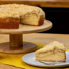 Massa macia recheada com calda de doce de leite cremoso, coco ralado e finalização com farofa crocante. Imagem meramente ilustrativa.