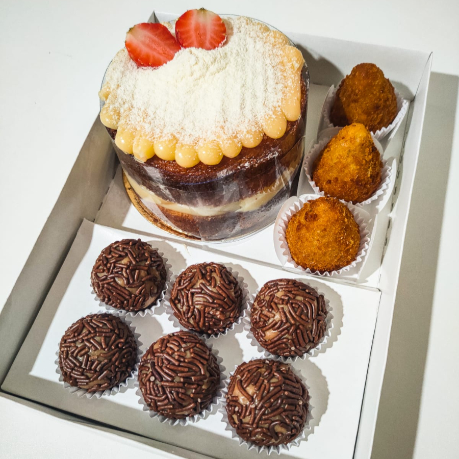 A box perfeita para comemorar ao lado de quem você ama! Nossa caixa contém: 1 mini naked 500g + 6 brigadeiro + 3 mini coxinhas + 1 refrigerante 200ml. Vai em xa com tampa de acetato. Se quiser enviar um recadinho, deixe aqui na descrição do pedido: a mensagem escrita, e o nome de quem irá receber (certifique de terá alguém no endereço, e nos envie o código de confirmação no chat)
