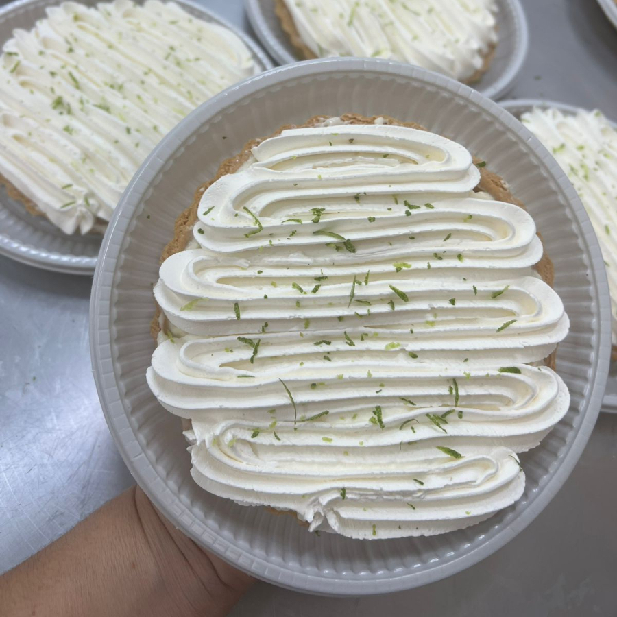 Torta com massa super crocante, com delicioso creme de limão e leite condensado. Cobertura com nosso delicioso Chantily, muito saboroso. Uma combinação deliciosamente saborosa e refrescante. Tamanho medio serve de 4 a 5 pessoas