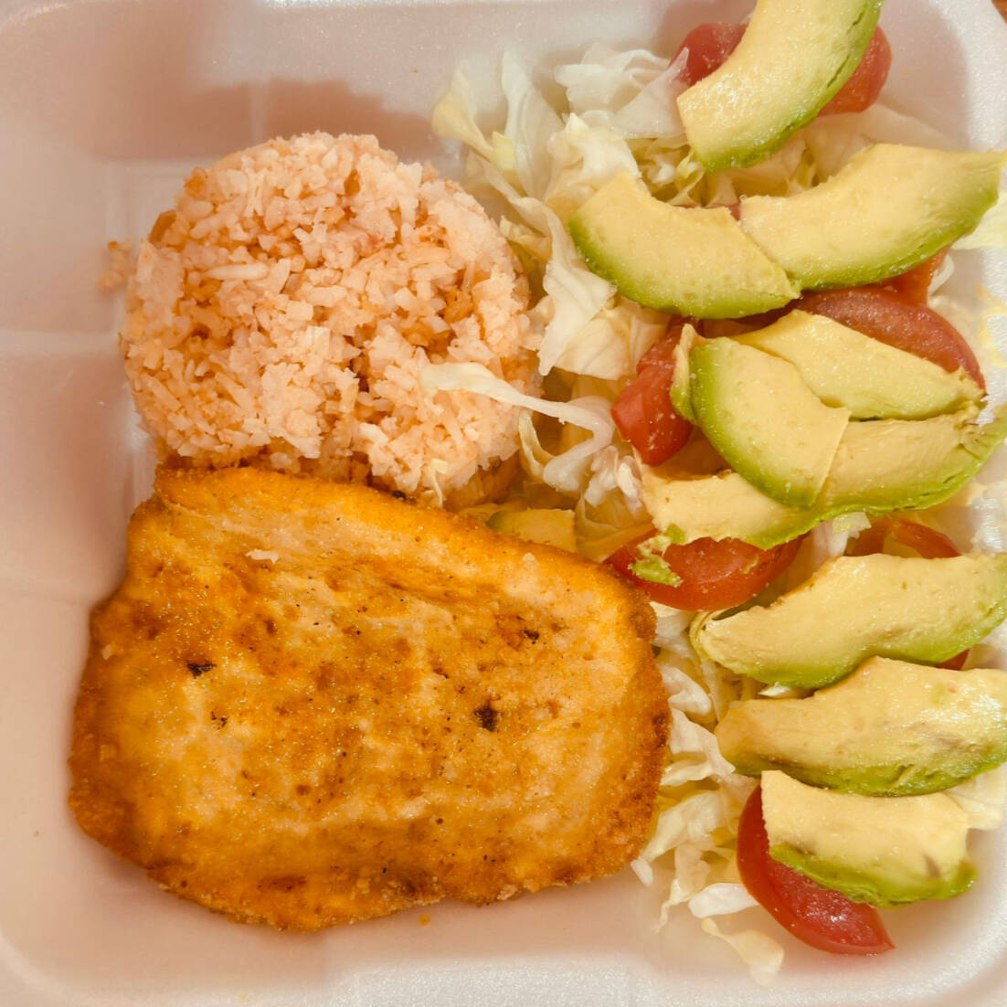 MILANESA DE POLLO CON ENSALADA