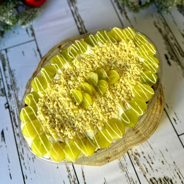 Mousse de ninho, uvas verdes sem caroço, nutella, finalizada com uvas verdes, granulé de chocolate branco. Peso aproximado: 1,700kg