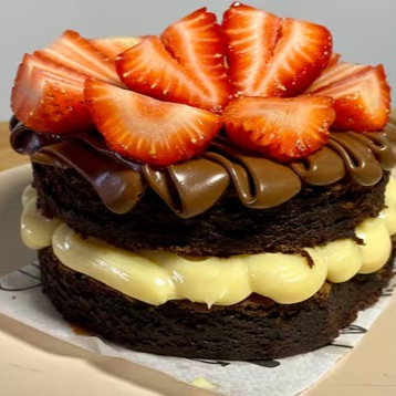 eito no formato Naked esta é nossa deliciosa Torta Brownie feito em camadas. Recheado no meio com Ninho Brigaduco Topo com Nutella Original Morangos Frescos (350g)