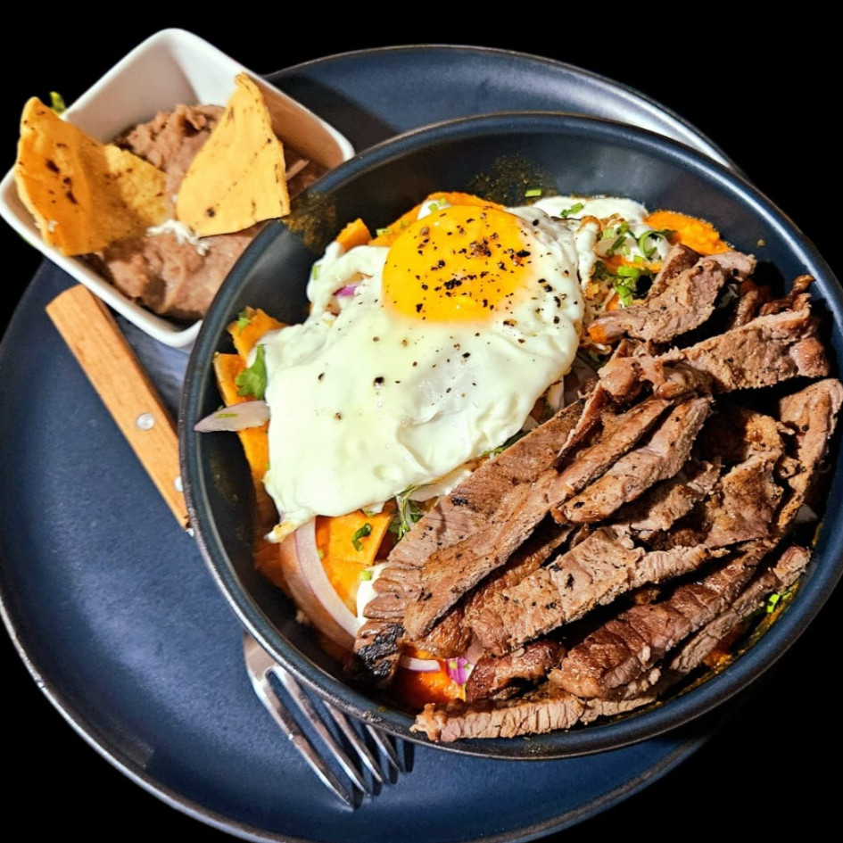 Chilaquiles con Sirloin de Res