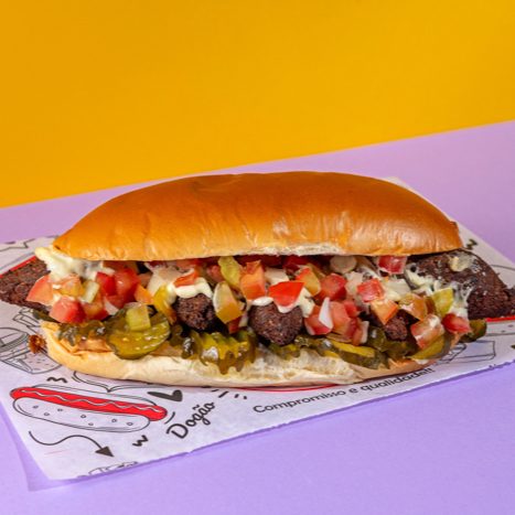 Kibe recheado com Catupiry (Original) ,vinagrete, purê, maionese, picles e molho de alho especial. No pão dog.