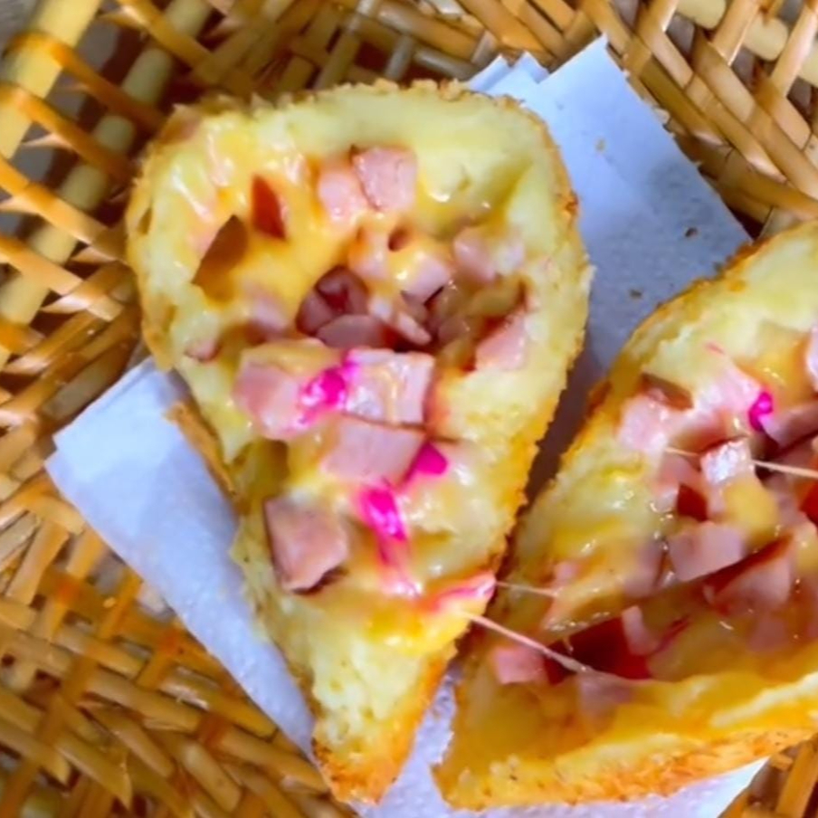 coxinha recheada com queijo cuia e peito de peru,oferecendo um sabor suave e sofisticado em cada mordida,acompanha maionese caseira