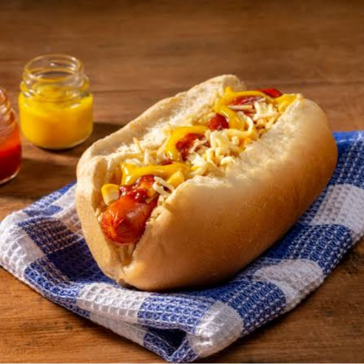 Salsicha, molho de tomate, cebola, tomate, milho verde, batata palha e queijo ralado