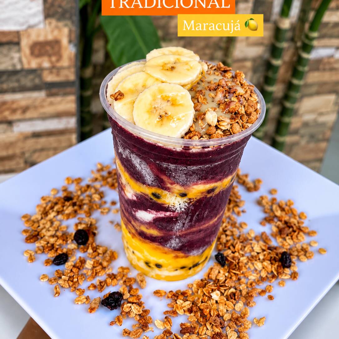 untado com musse , acai , leite em po , granola , banana e leite condensado