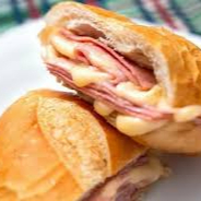 Pão francês, presunto e queijo prato feito na chapa.