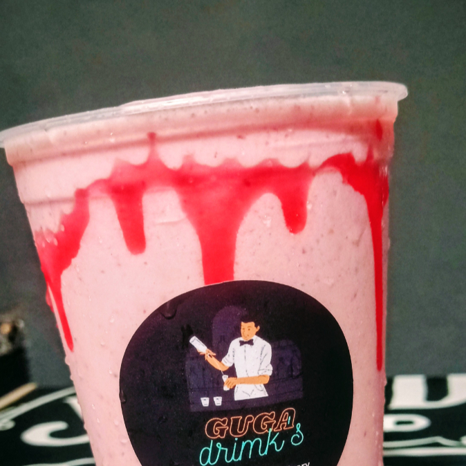 Deliciosa e cremosa batida feita com, vodka, morangos, leite condensado, calda de morango e gelo.