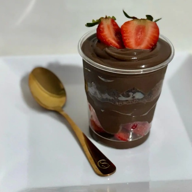 Brigadeiro de chocolate cremoso, intercalado com morangos picados