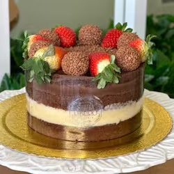 Torta no Acetato com 2kgs. Com massa de chocolate belga molhadinho com camadas de brigadeiro belga, brigadeiro de Ninho com pedaços de morangos. Para quem ama frutas no meio do bolo. obs. 1: não alteramos nenhum produto ou retiramos/adicionamos ingrediente. obs. 2: produto de consumo imediato. obs. 3: alguns produtos podem vir com vencimento do mesmo Dia.