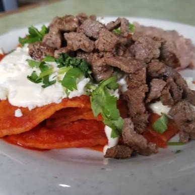 Puntas de Filete con Chilaquiles Rojos