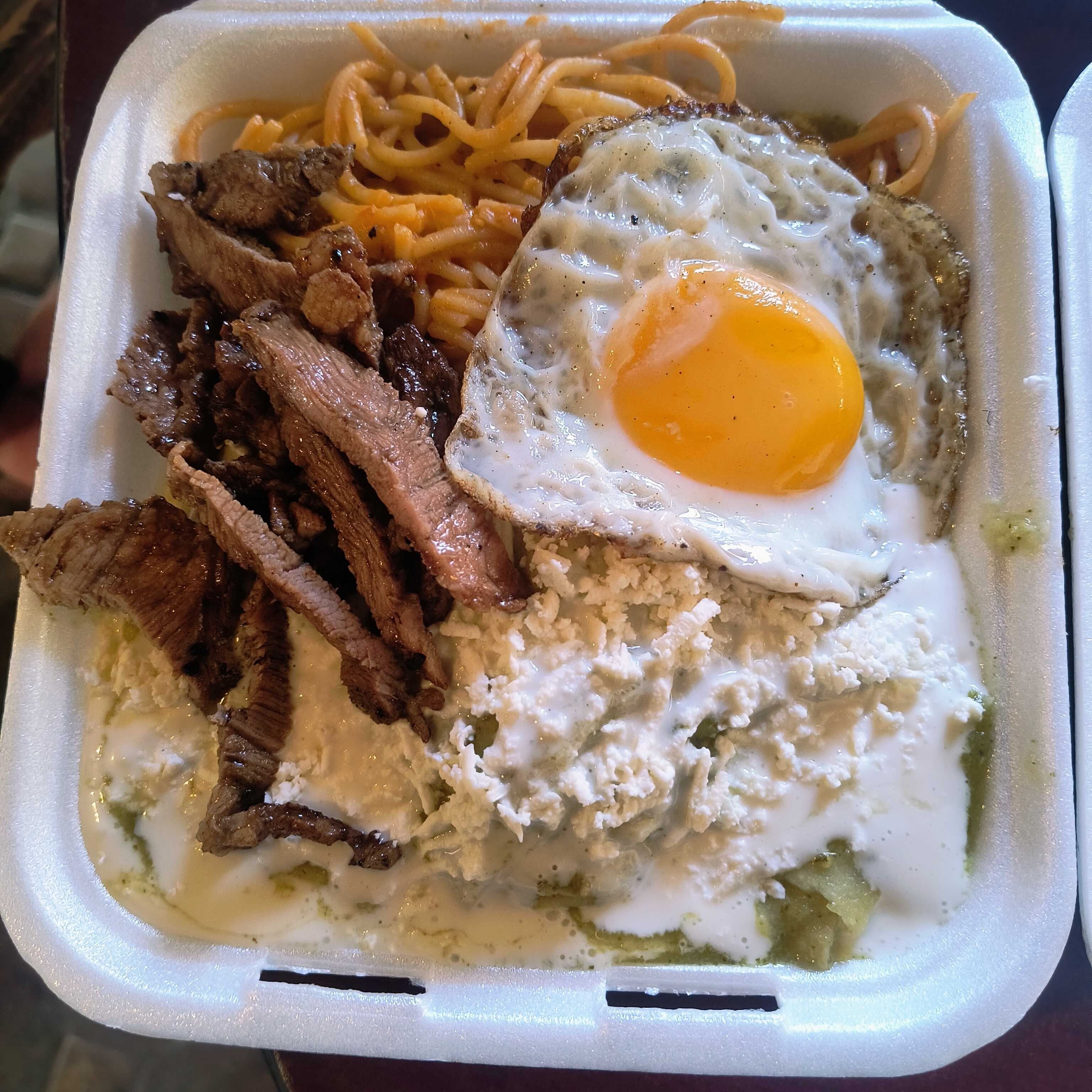 CHILAQUILES VERDES CON ARRACHERA y UN HUEVO