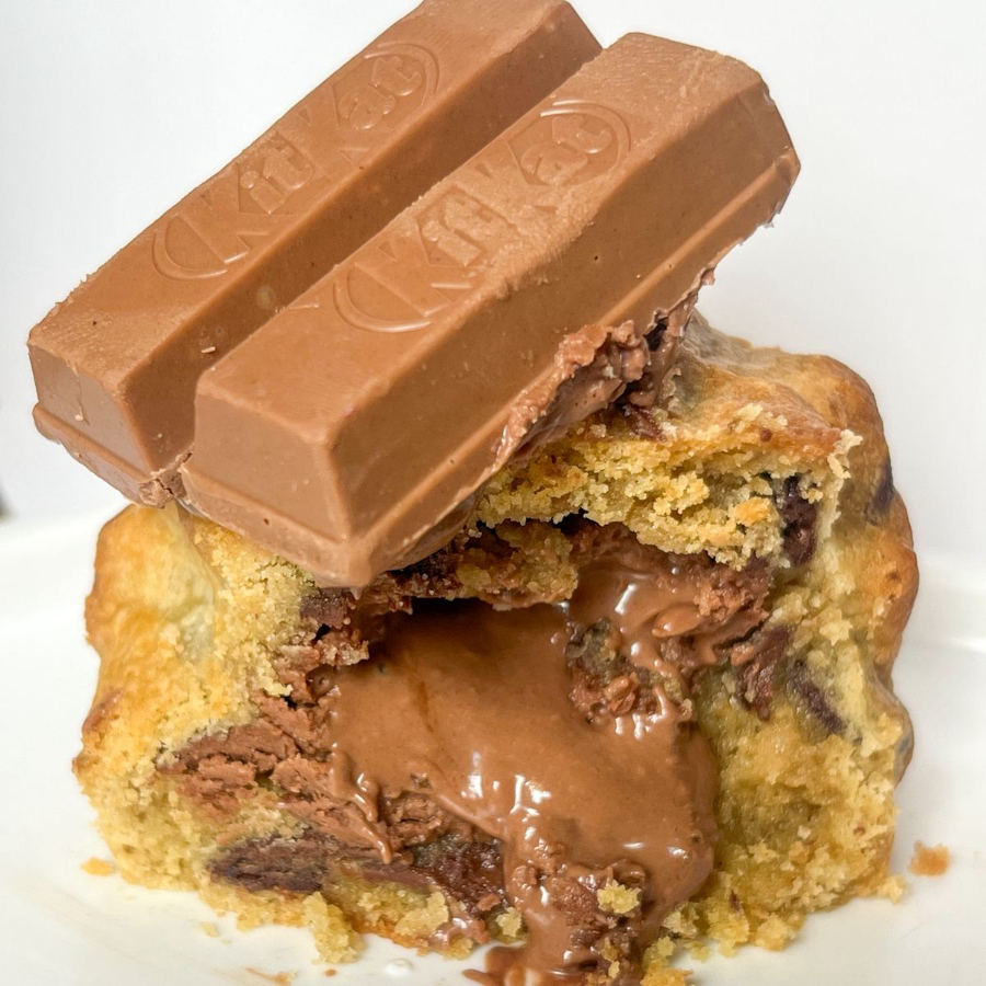 Vocês sentiram saudade e ele voltou! Massa amanteigada recheada com creme crocante de Kit Kat e finalizado com uma barrinha de Kit Kat.