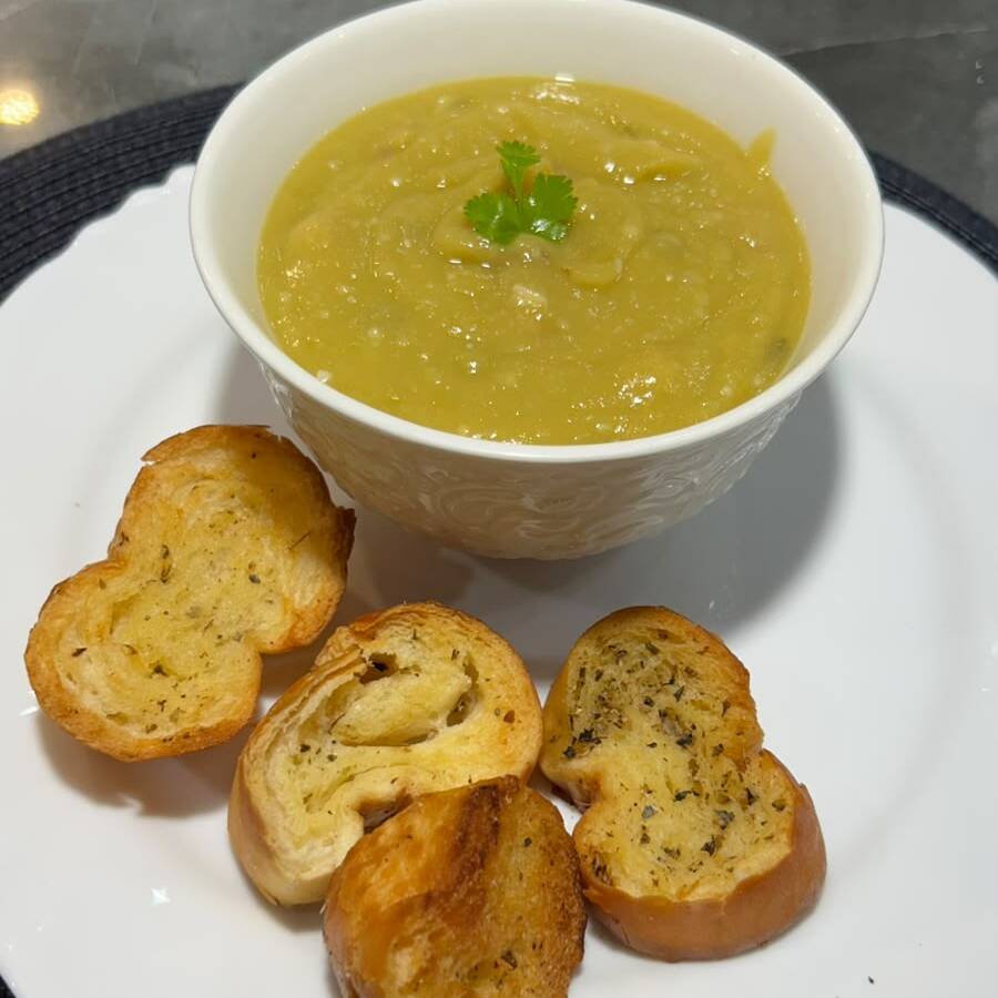 Deliciosa sopa de ervilha com calabresa e bacon, acompanhada da torrada perfeita da casa.