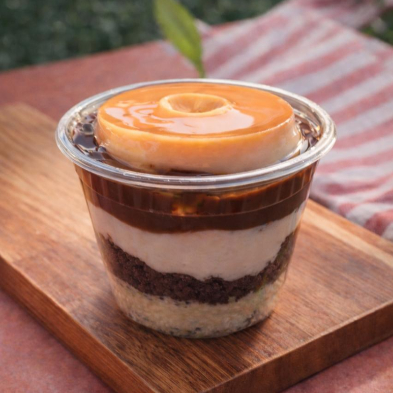 Delicioso copo, com camada de recheio de creme de Ninho, bolo , camada de recheio de Ninho ,chocolate, finalizado com mini pudim em cima !! (Foto real do nosso produto) copo de 250ml. Promoção #entrega grátis #99.