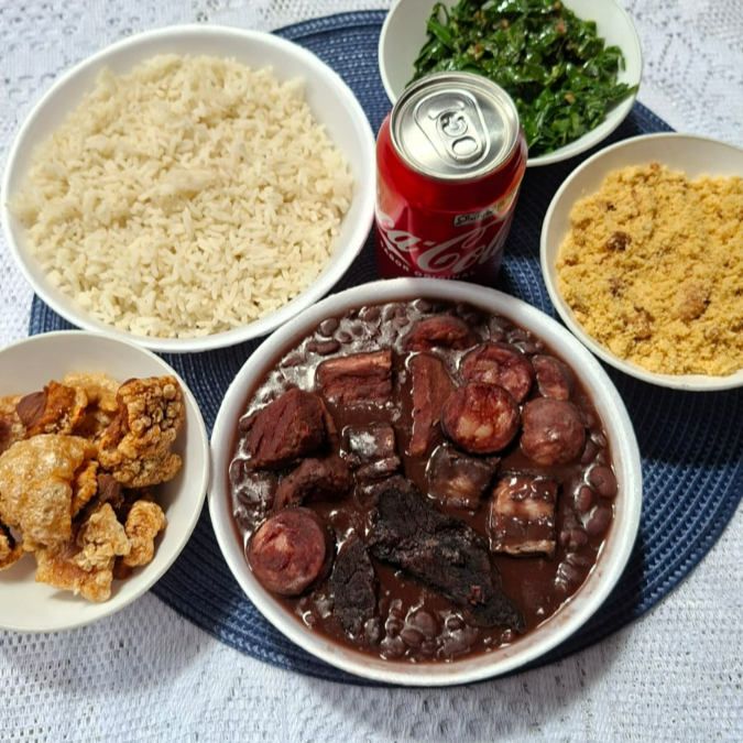 Feijoada servindo muito bem 2 pessoas, composta de carne seca, lombo suíno, linguiça calabresa, arroz soltinho, farofa na manteiga, torresmo à pururuca, couve ao alho e uma Coca-Cola lata grátis. Vem que iremos superar sua expectativa.