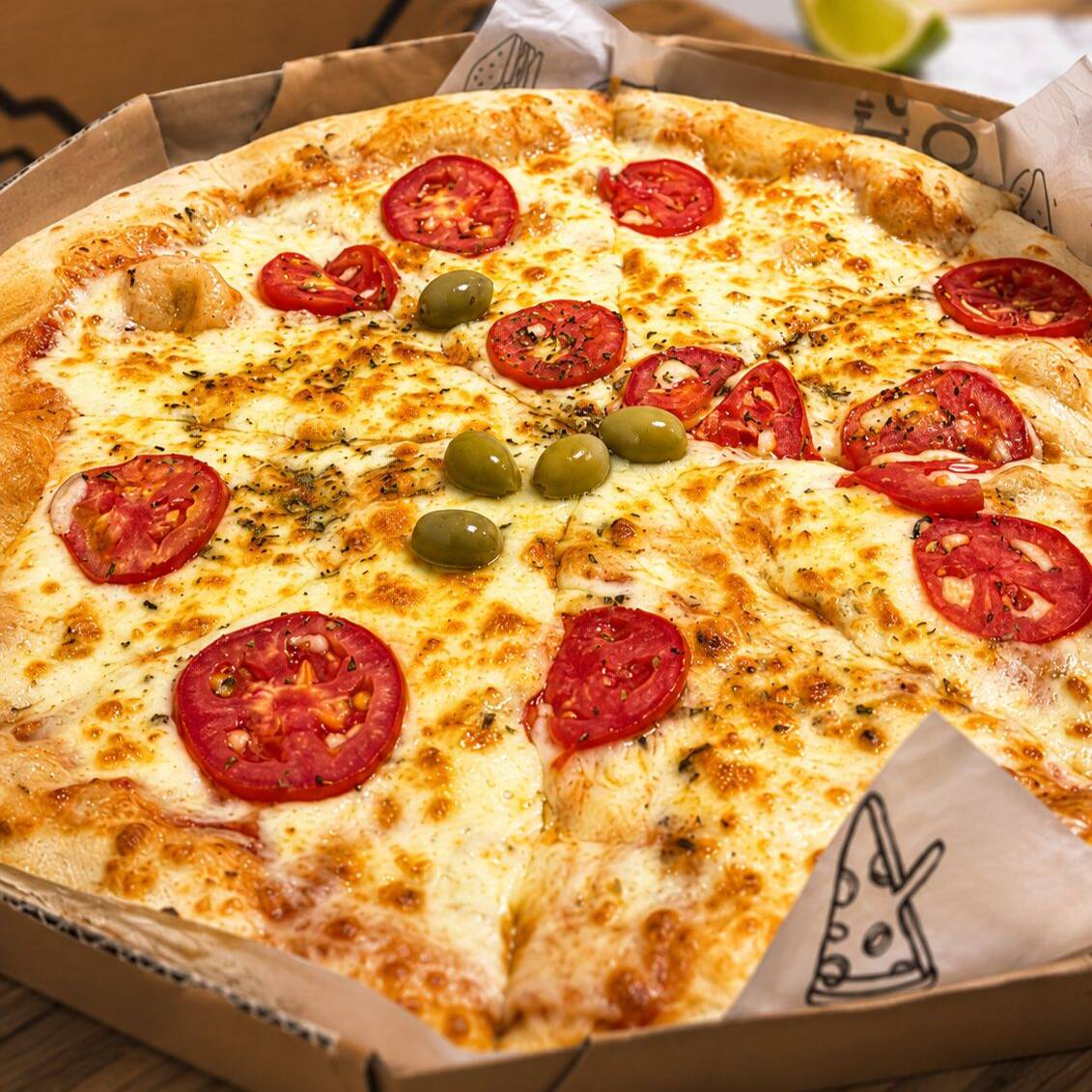 Molho de tomate, Mussarela e tomate.