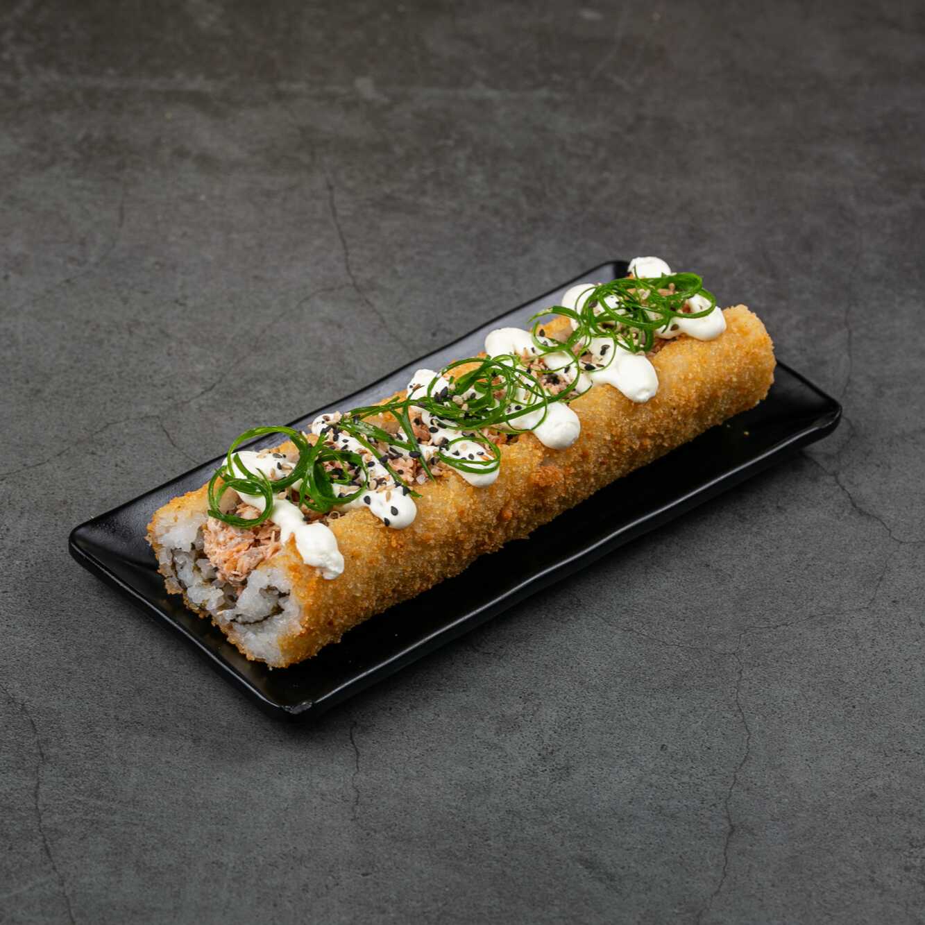 big empanado de salmão grelhado com cream cheese, cebolinha e gergelim