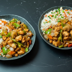 2 Frangos Xadrez ( médio com arroz). Cada 1 serve uma pessoa. Generosos cubos de peito de frango, servidos com cebola, pimentão e amendoim. Ao molho especial Catay.