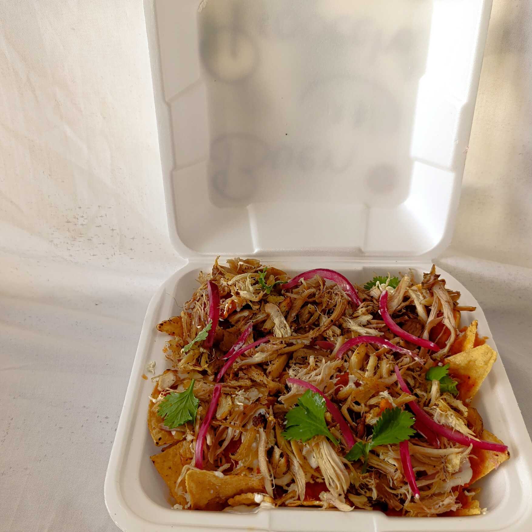 CHILAQUILES ROJOS CON POLLO