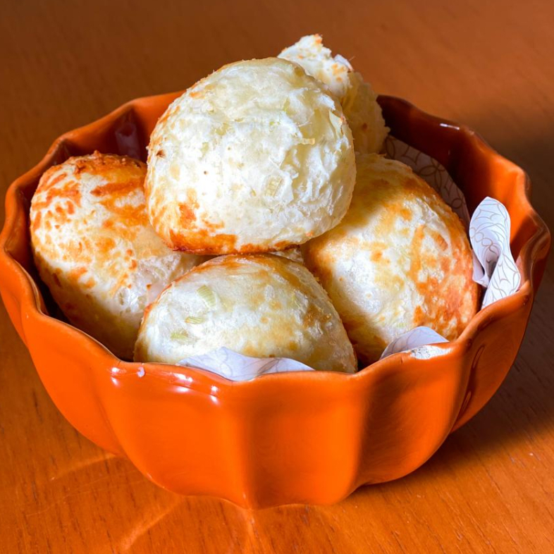 6 unidades de mini pão de queijo tradicional com alho poró frito no azeite, complementando a massa com sabor irresistível. Dois acompanhamentos inclusos.