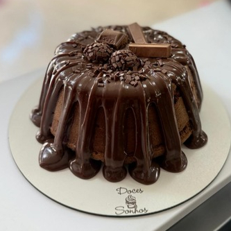 Massa fofinha de chocolate coberta com um delicioso brigadeiro belga