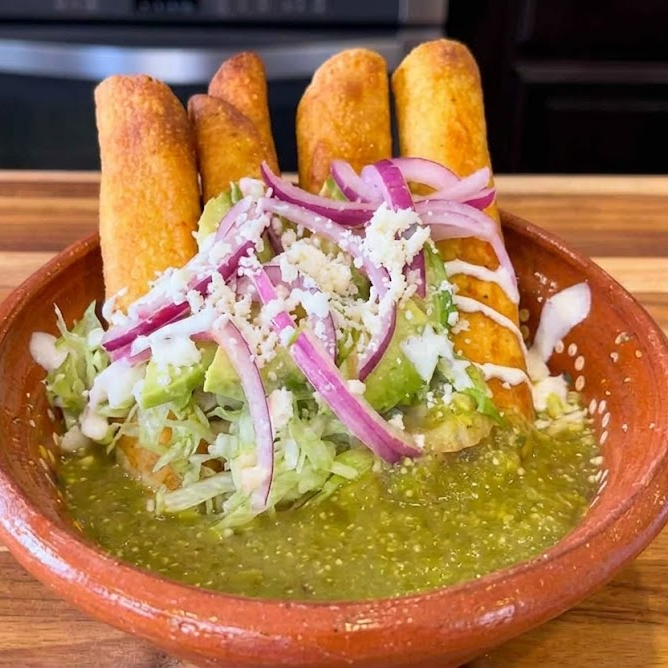 Tacos Dorados de Pollo Ahogados