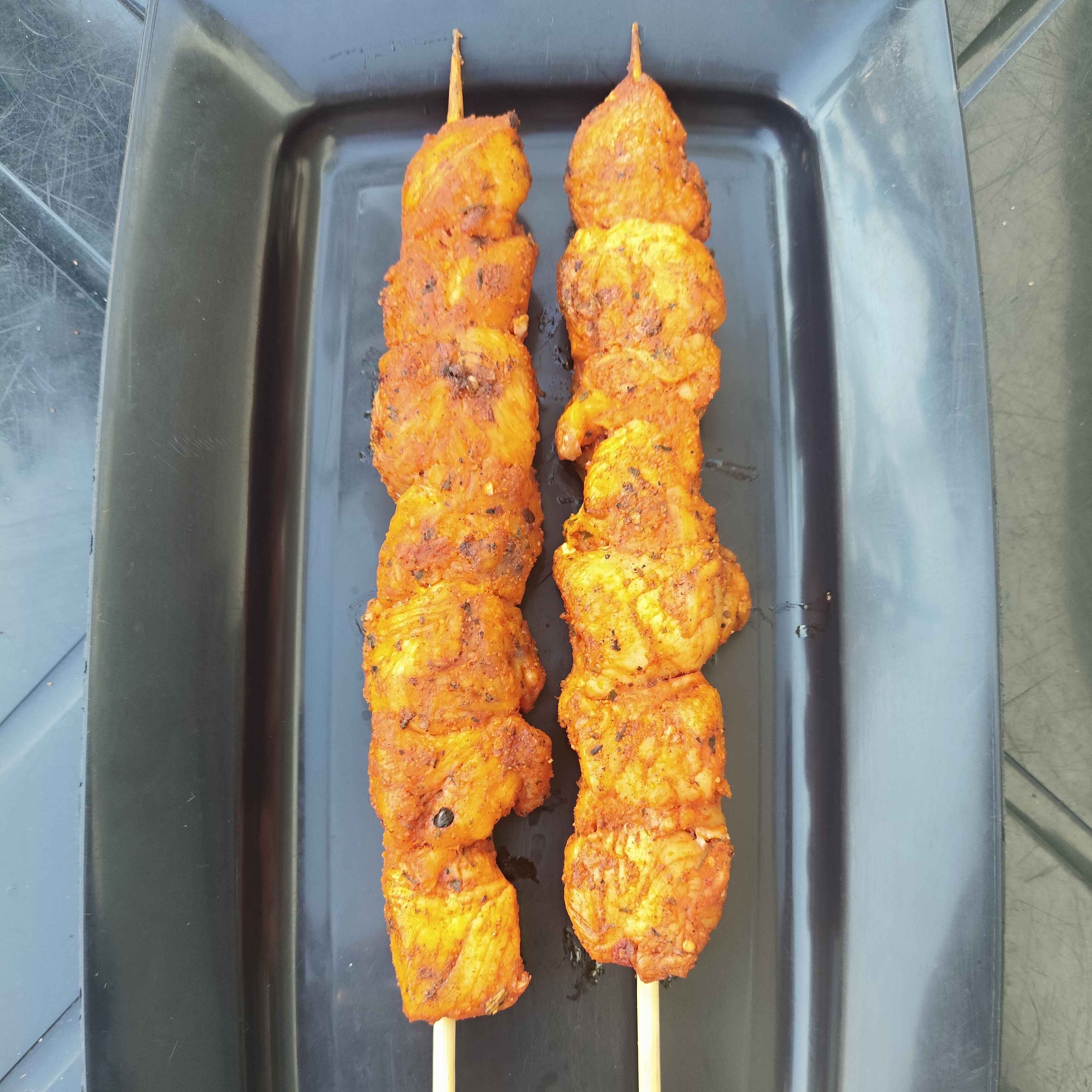 Espetinho de carne bovina macia preparada na brasa.