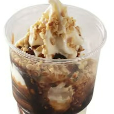 Sorvete, calda e amendoim