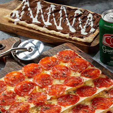 Pizza Média (25cm X 25cm) salgada à sua escolha, acompanhada de uma super fatia (25cm X 12cm) doce e um refrigerante em lata 350ml grátis.