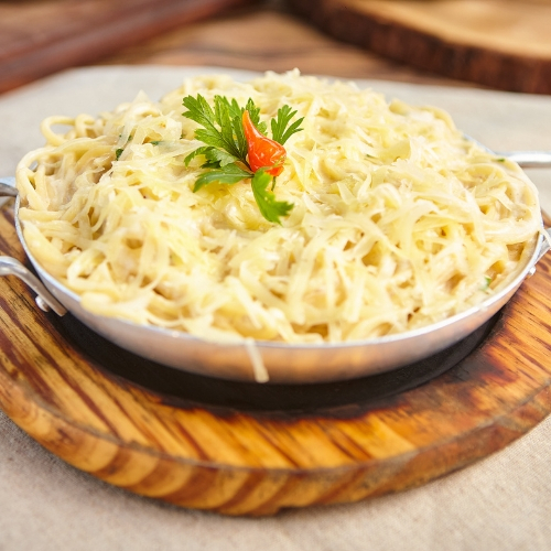 Macarrão espaguete servido com um delicioso molho branco e parmesão.