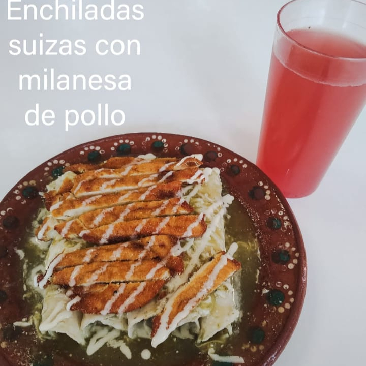 Enchiladas suizas con milanesa de pollo (AGUA500ML
