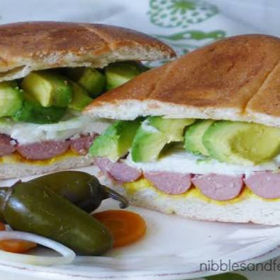 Salchicha con Quesillo