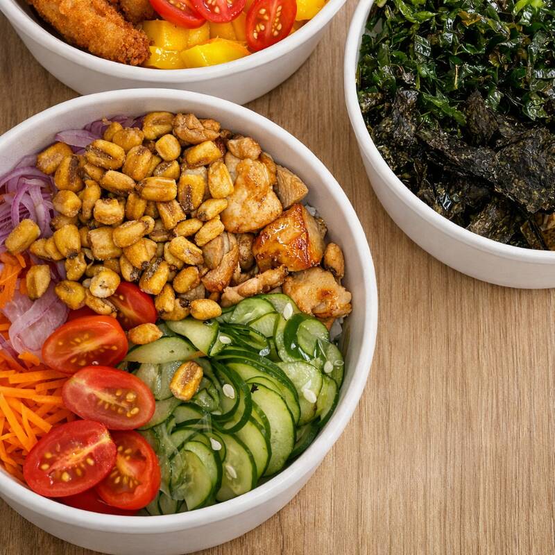 Serve bem 1 pessoa (Bowl com Aprox. 400g), tudo fresco, feito na hora do seu pedido. Salada proteica do seu jeitinho :) Escolha a base da sua salada saudável: 1. Base de shari (arroz japonês temperado que traz saciedade) 2. Base com folhas (fit - refeição leve, saudável e equilibrada) 3. Base com Arroz Integral (foco na Dieta) 4. Sem base com mais recheio (fit e proteico) Escolha proteína, acom