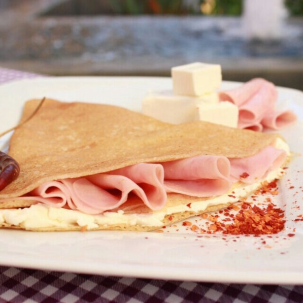 CREPA DE JAMÓN DE PAVO, MANCHEGO Y PIÑA