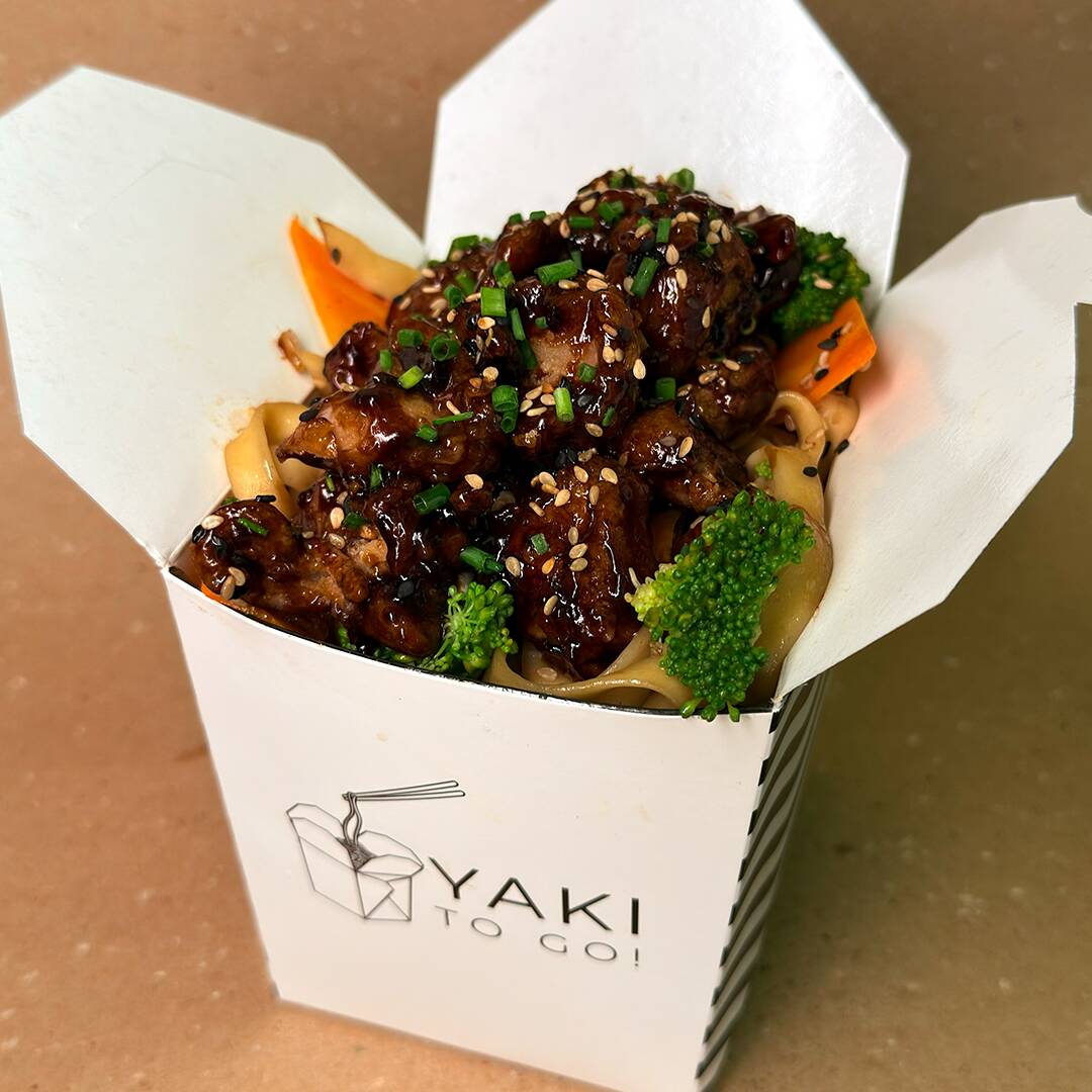 Frango frito com molho Coreano (levemente agridoce e picante) acompanhado de talharim com brócolis e cenoura.