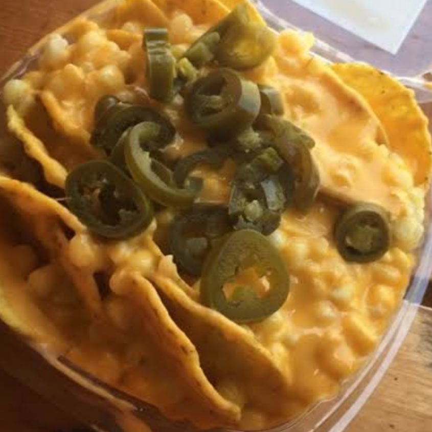 Nachos con elote y queso