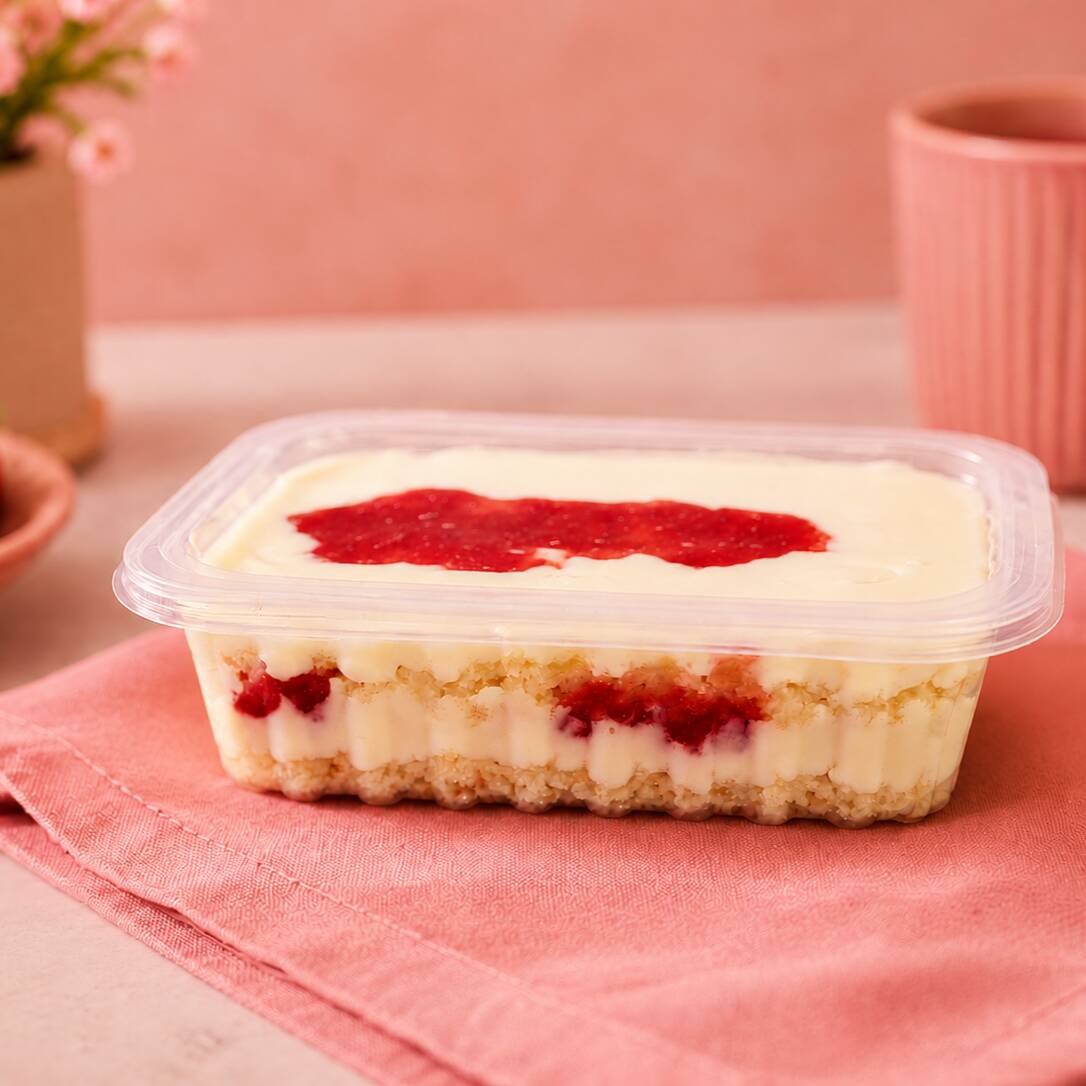 O queridinho dos apaixonados por sobremesas! Camadas de bolo fofinho, com creme de Ninho e um toque especial de morango que deixa cada colherada ainda mais deliciosa. Cremoso, equilibrado e simplesmente irresistível!