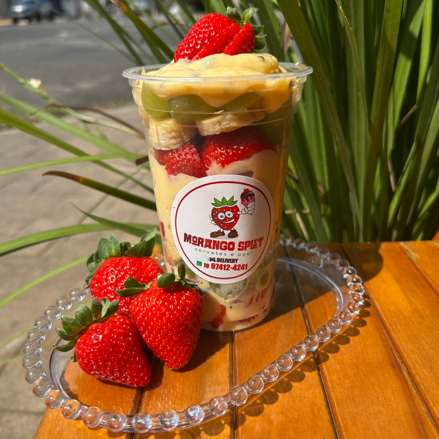 Nossa salada de fruta é uma combinação deliciosa de frutas frescas, finalizada com um delicioso mousse de maracujá cremoso, trazendo o equilíbrio perfeito entre o doce e o azedinho.