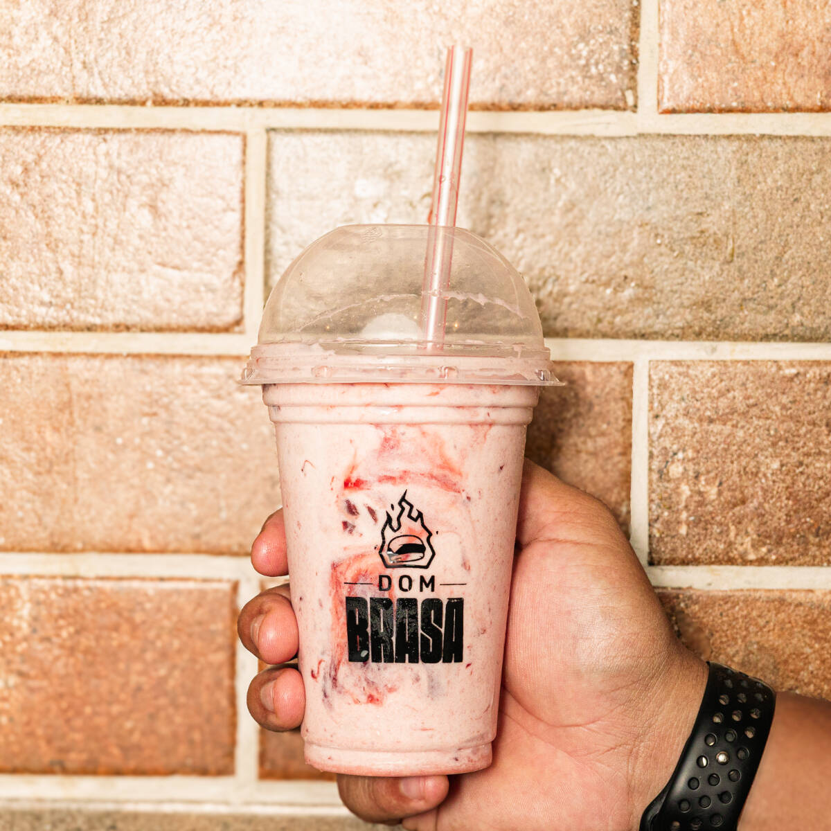 Delicie-se com nosso irresistível Milk Shake de Morango em Calda de 400ml!