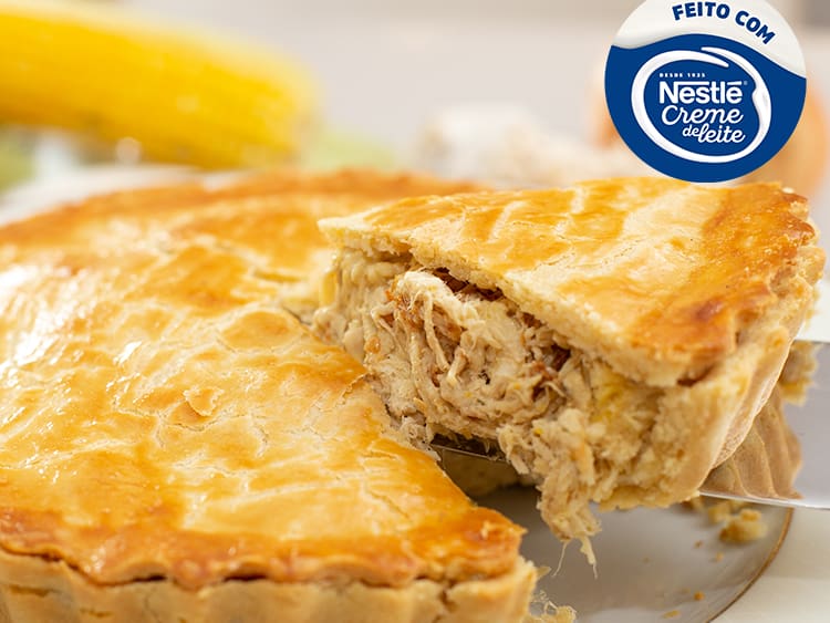 Rende 06 a 08 fatias. Pesa aprox. 1kg. Vendida congelada, levar ao forno congelada, a 180 graus por 45 minutos. Contém glúten, leite e ovos. Após assada conservar refrigerada e consumir em até 3 dias.
Uma das mais vendidas! A estrela do almoço ou jantar, praticidade com muito recheio e proteína para seu dia a dia. Nosso frango é desfiado com carinho e temperado com um creme de milho (creme de leite e milho) feito em nossa cozinha, que entrega aquele toque que remete à cozinha de mãe, envolto