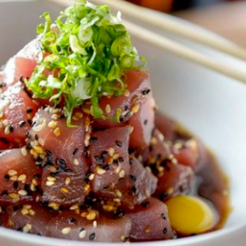 350 GRAMAS DE CUBOS DE TILAPIA E SALMÃO TEMPERADOS AO MOLHO ESPECIAL DO CHEFF.