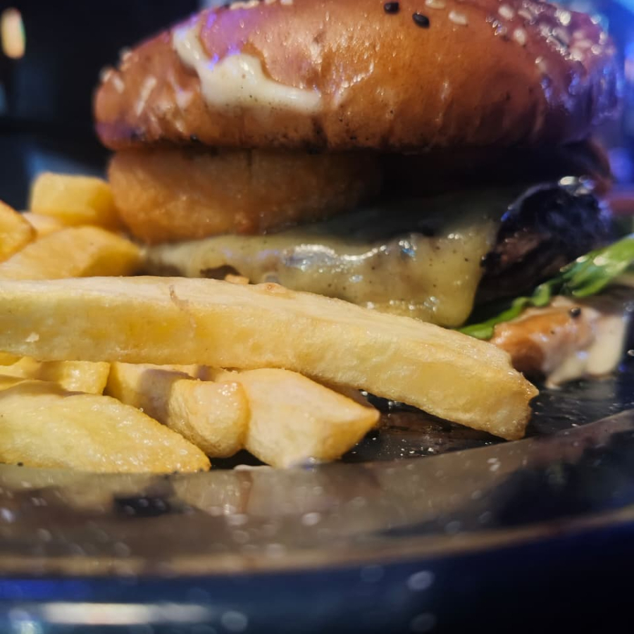 HAMBURGUESA RODEO + PORCION DE PAPAS A LA FRANCESA