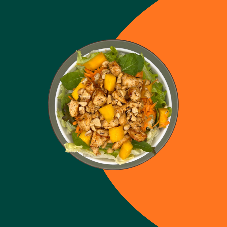 Base: mix de folhas (alface, rúcula e agrião) com frango em cubos, manga em cubos, cenoura ralada e castanhas-de-caju. Molho: Mostarda e mel Combinação tropical com toque adocicado e textura crocante — leve, saborosa e cheia de energia!