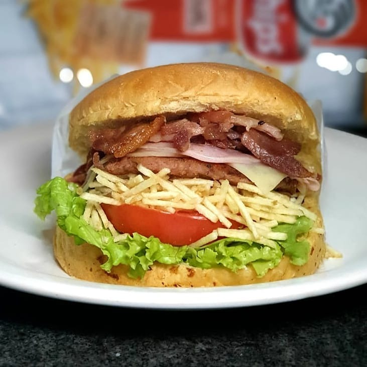 Pão, bife, bacon, presunto, mussarela, salada, milho e batata palha